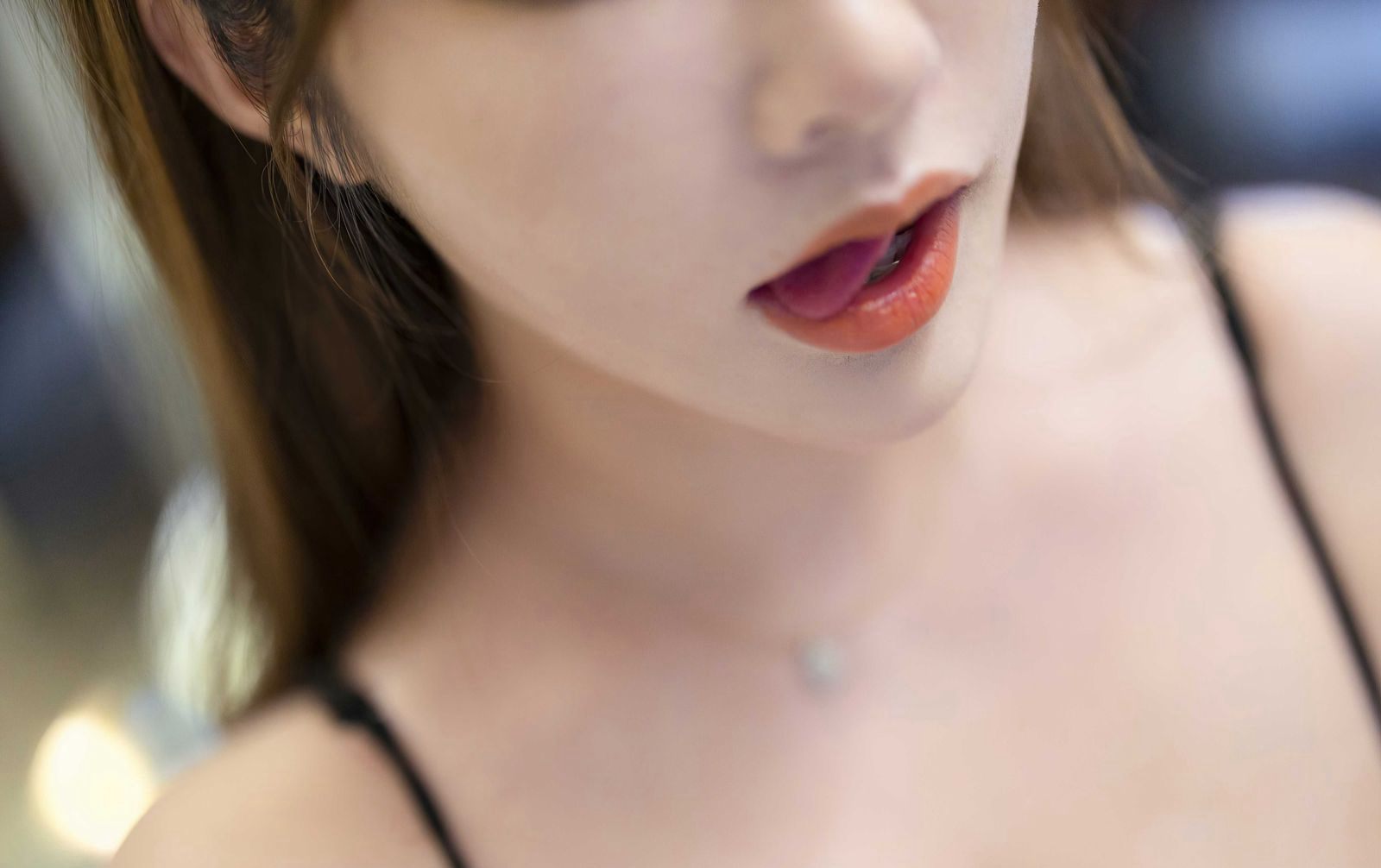 软软Roro极品大奶美少妇黑丝袜性感三点式情趣写真