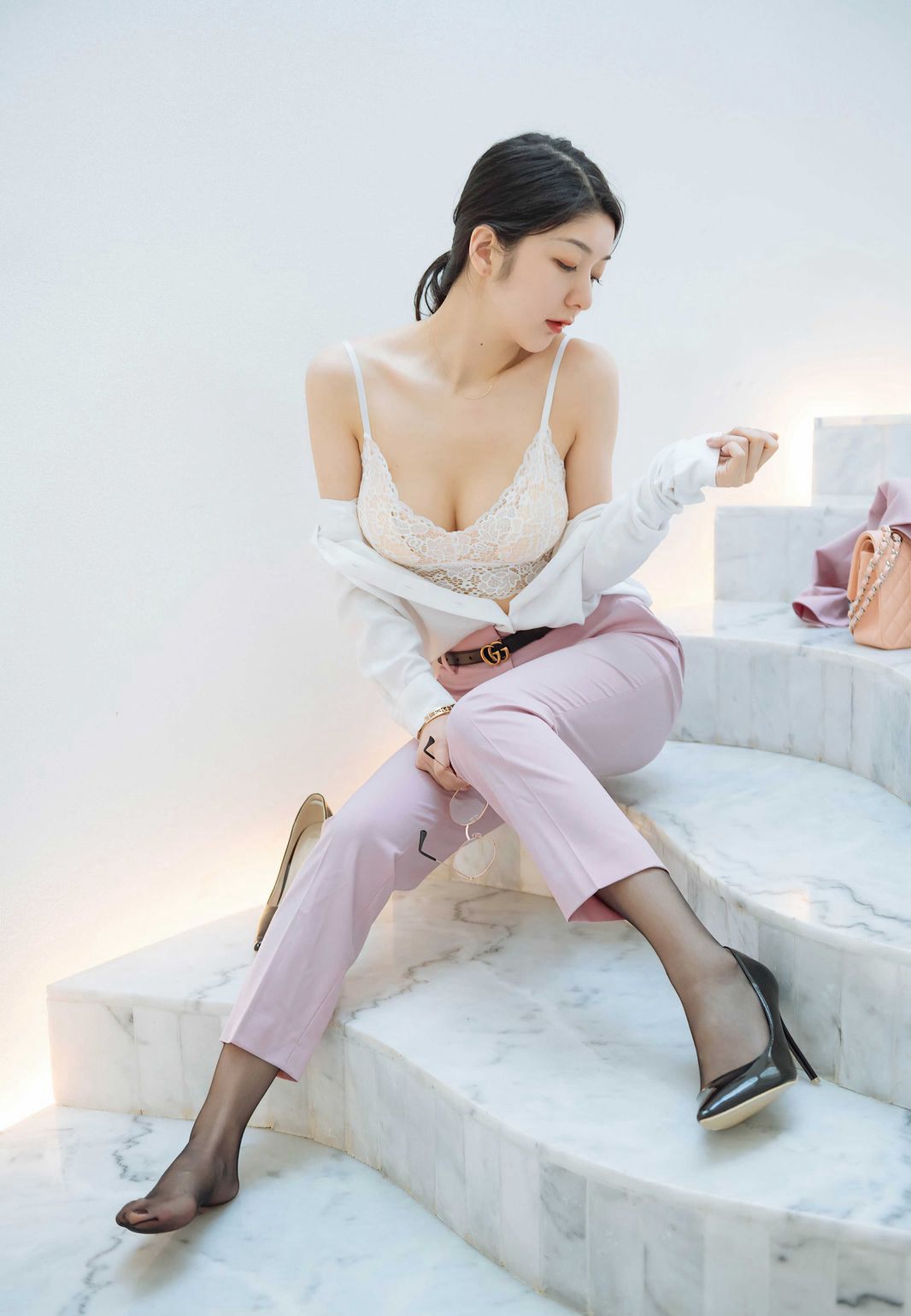 小热巴制服诱惑黑丝袜无内极品丁字裤美臀人体