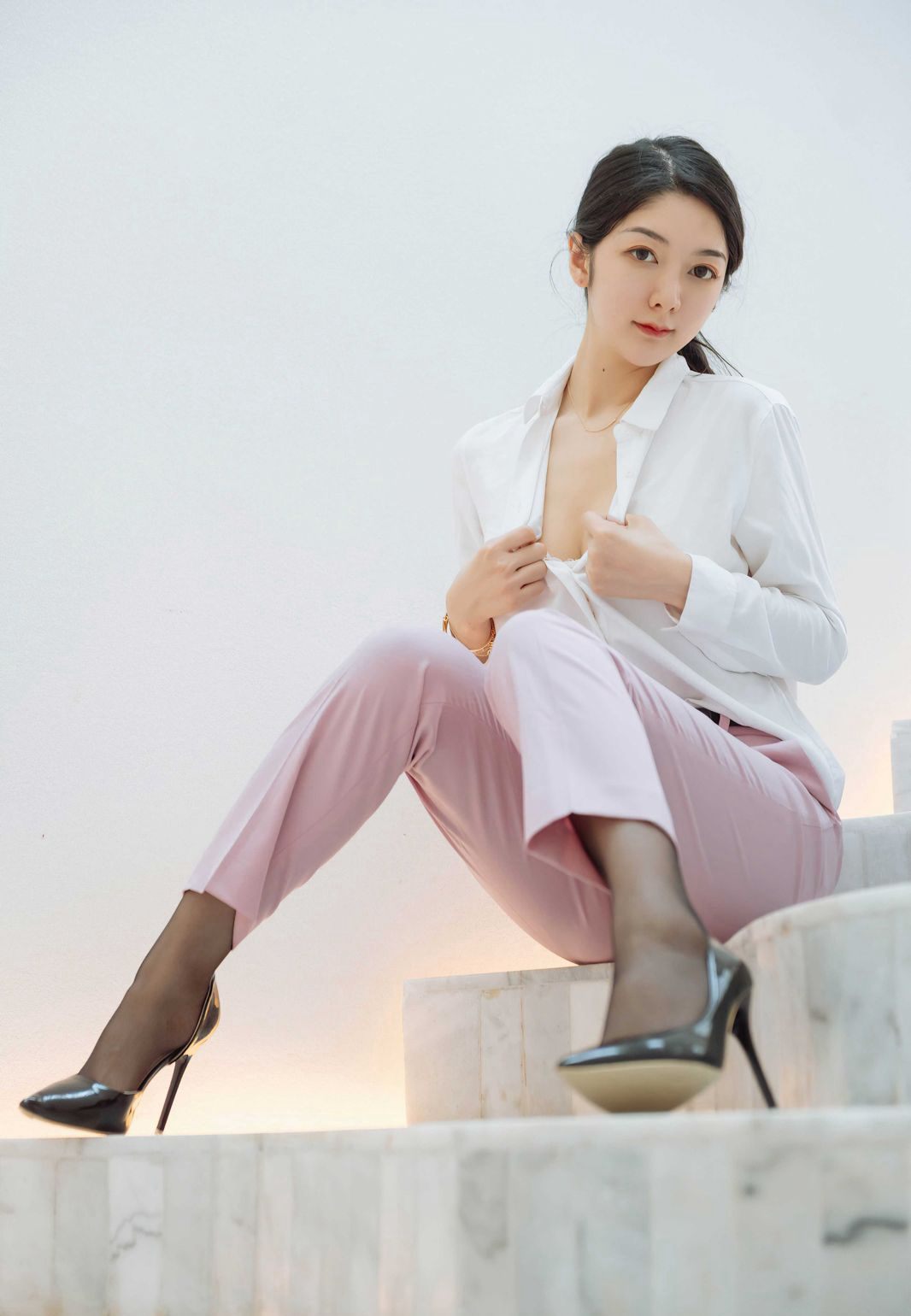 小热巴制服诱惑黑丝袜无内极品丁字裤美臀人体