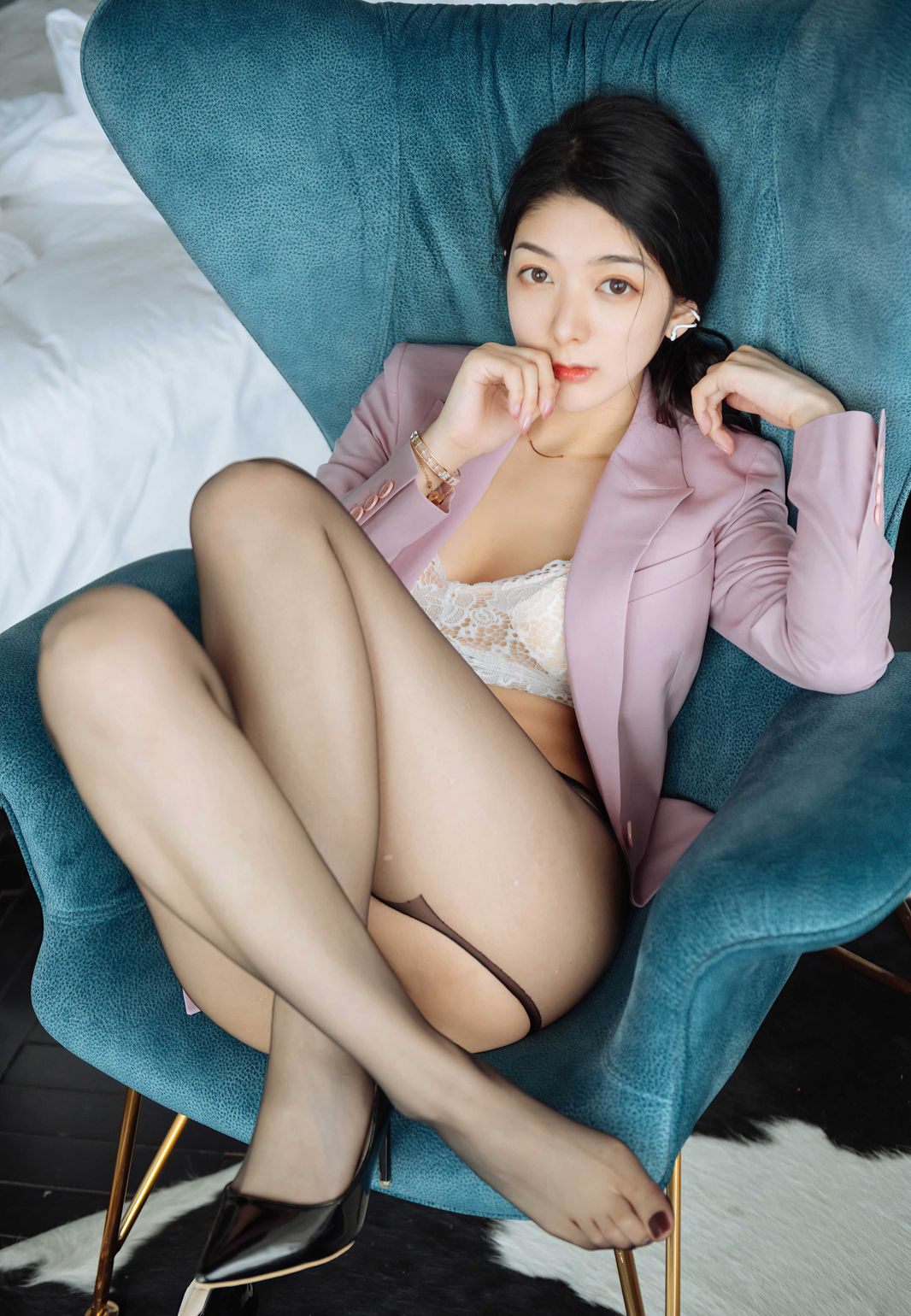 小热巴制服诱惑黑丝袜无内极品丁字裤美臀人体