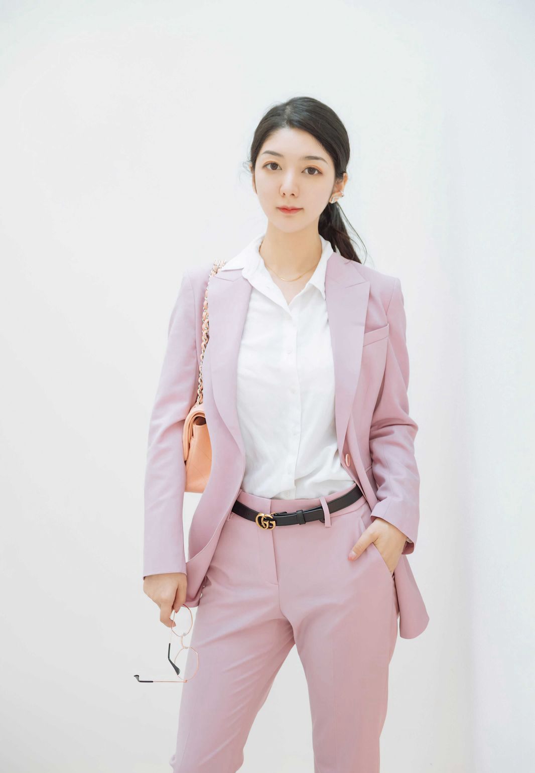 小热巴制服诱惑黑丝袜无内极品丁字裤美臀人体