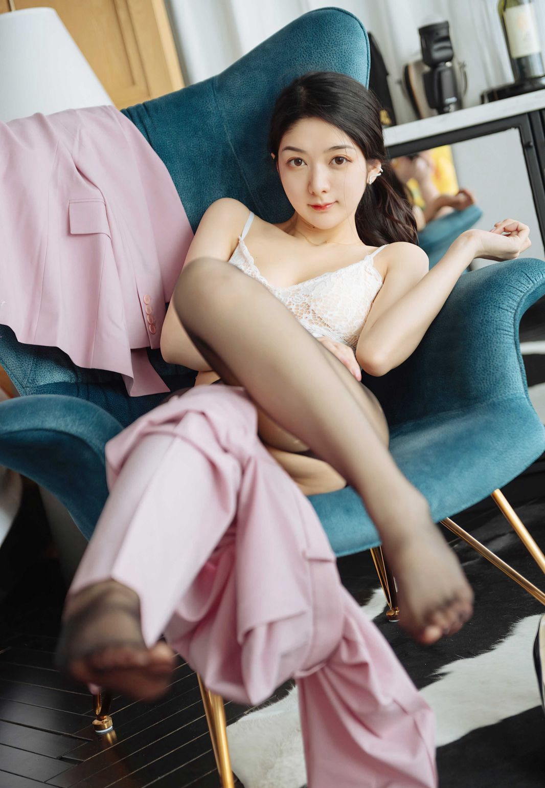 小热巴制服诱惑黑丝袜无内极品丁字裤美臀人体