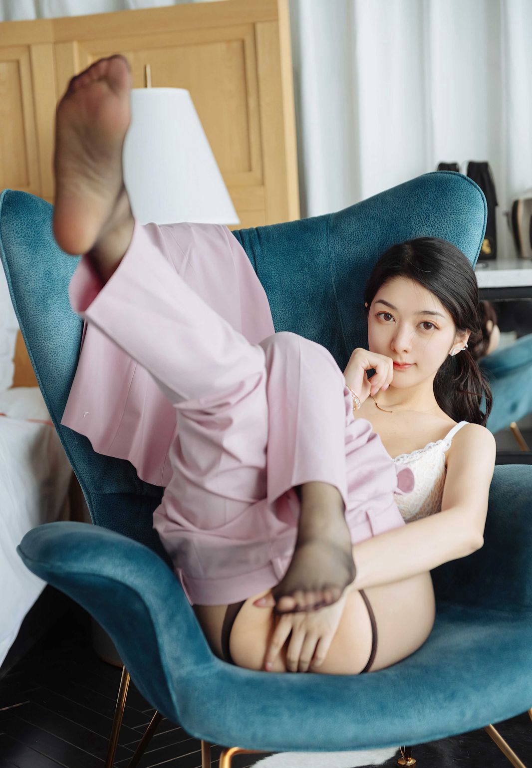 小热巴制服诱惑黑丝袜无内极品丁字裤美臀人体