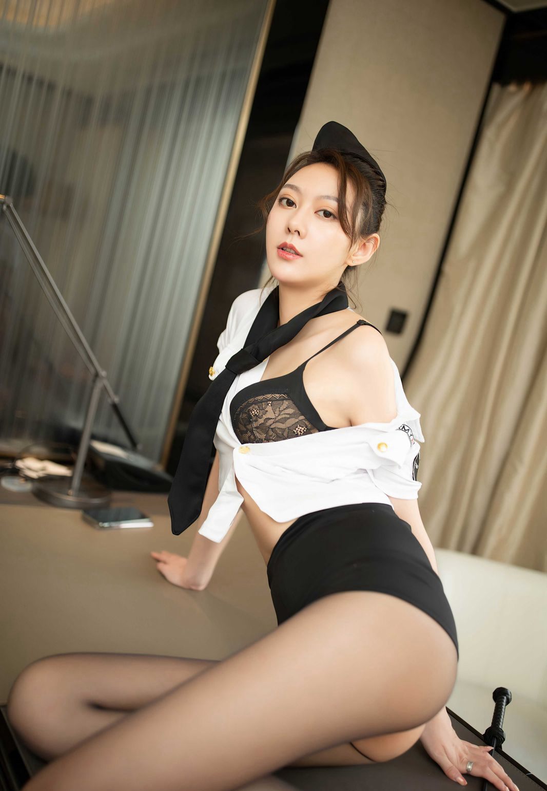 艺轩空姐制服诱惑脱黑丝袜高跟美腿高级酒店人体套图