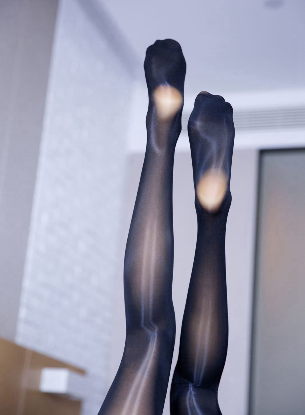 王若伊Zoe极品黑色亮光丝袜性感紧身裙诱惑姿势写真