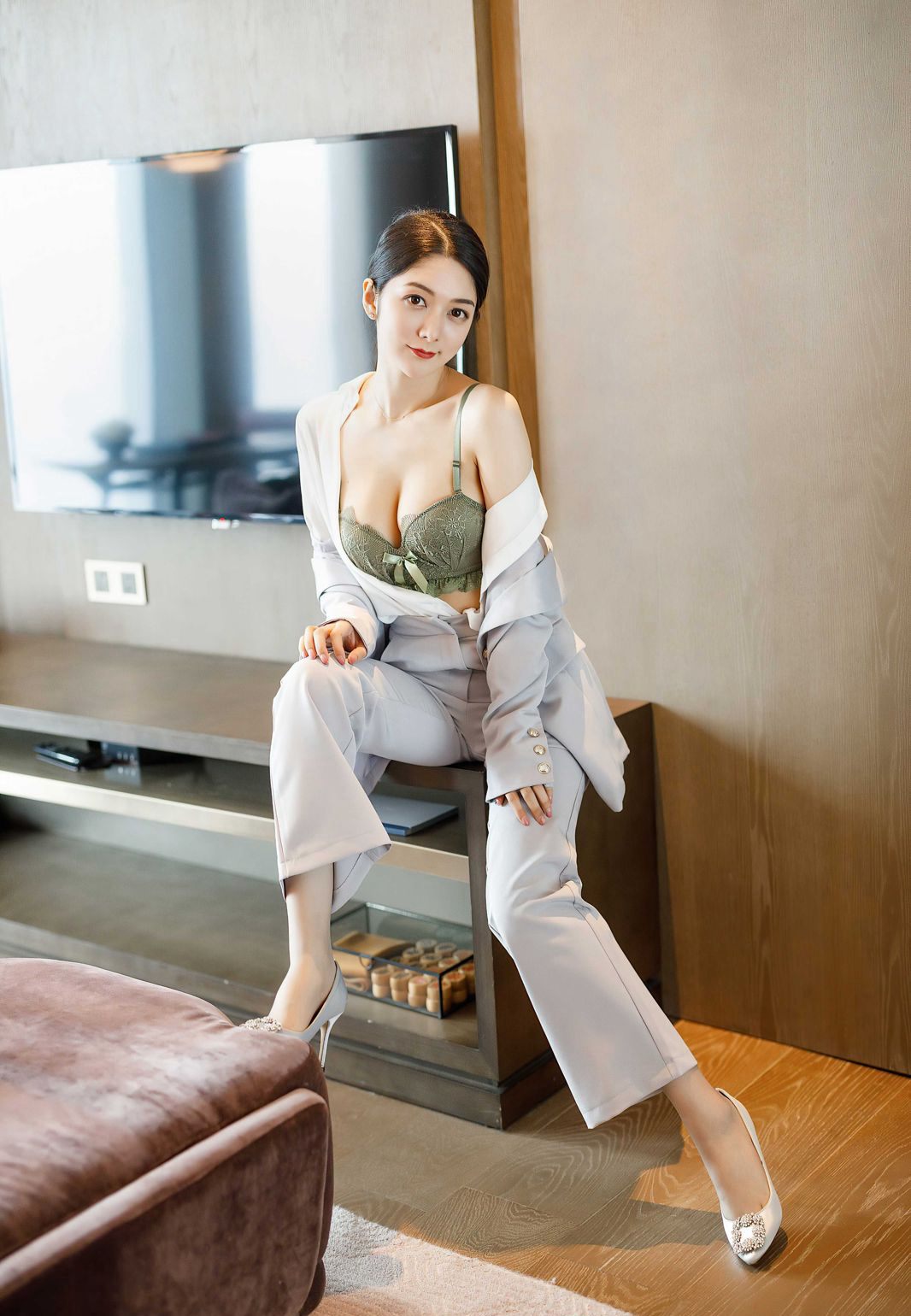 爱蜜社Angela小热巴2020极品灰色丝袜玉足丁字裤肥臀