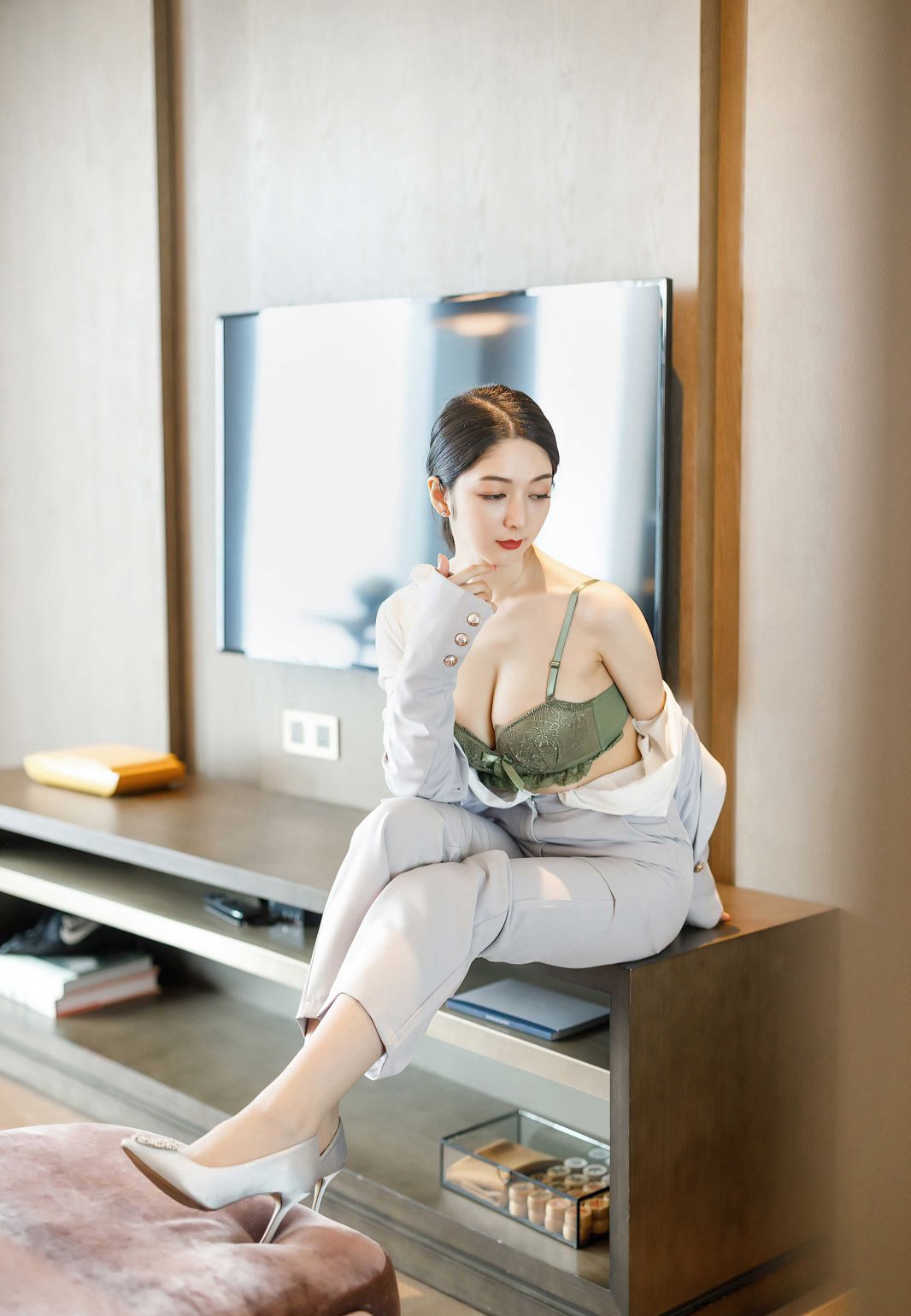 爱蜜社Angela小热巴2020极品灰色丝袜玉足丁字裤肥臀