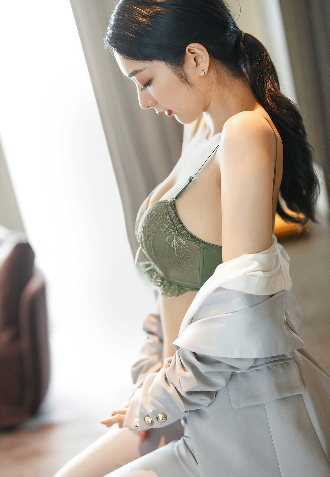 爱蜜社Angela小热巴2020极品灰色丝袜玉足丁字裤肥臀