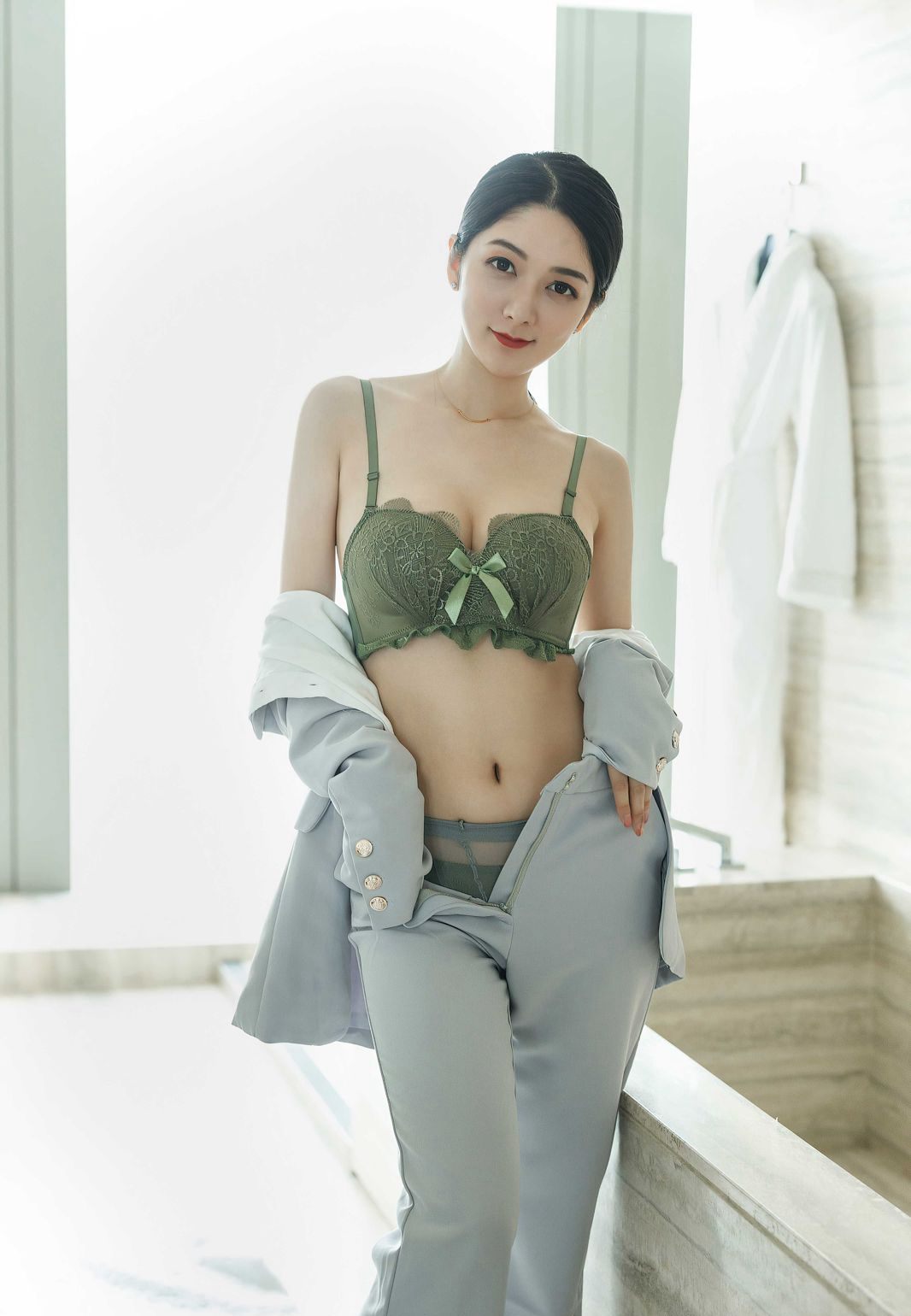 爱蜜社Angela小热巴2020极品灰色丝袜玉足丁字裤肥臀