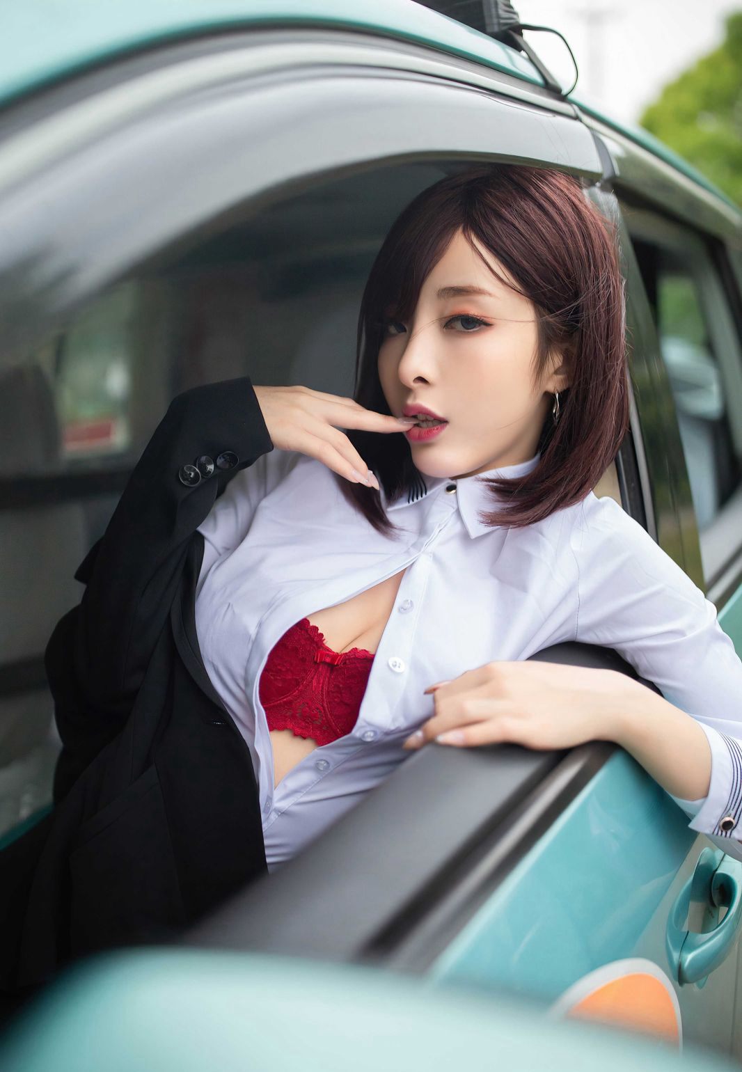 陈小喵性感制服诱惑车内诱惑极品翘臀风骚姿势写真