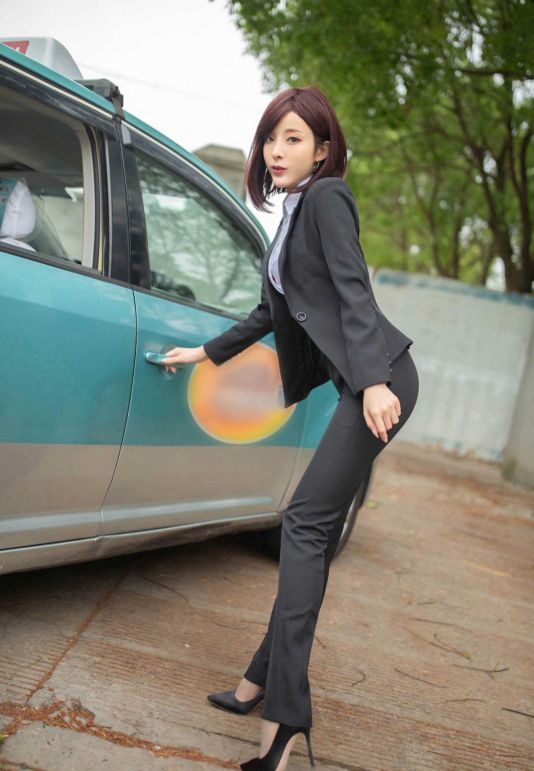 陈小喵性感制服诱惑车内诱惑极品翘臀风骚姿势写真