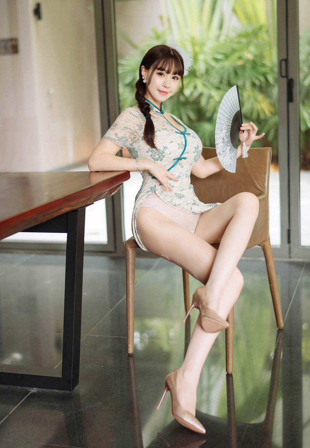 朱可儿旗袍美女丰满美腿性感裸胸美女极品双乳