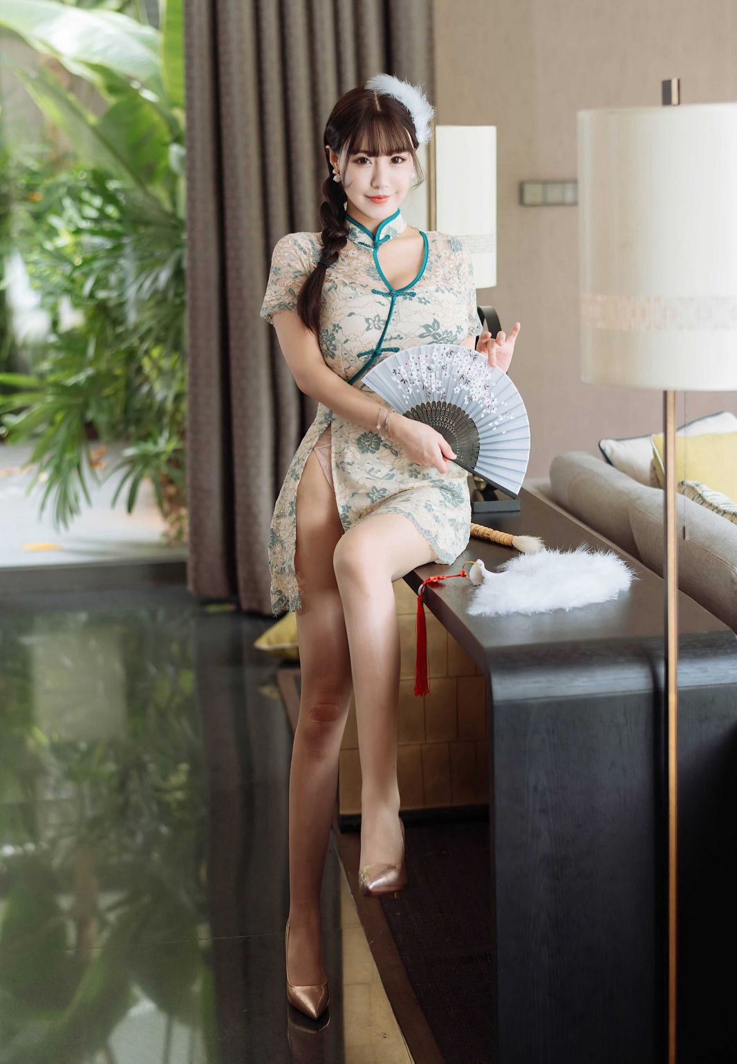 朱可儿旗袍美女丰满美腿性感裸胸美女极品双乳