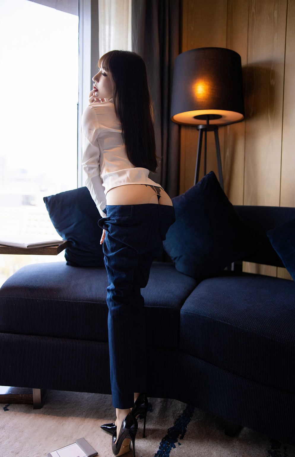 周于希黑色短丝袜玉足秘书制服丁字裤美臀诱惑办公室风骚写真