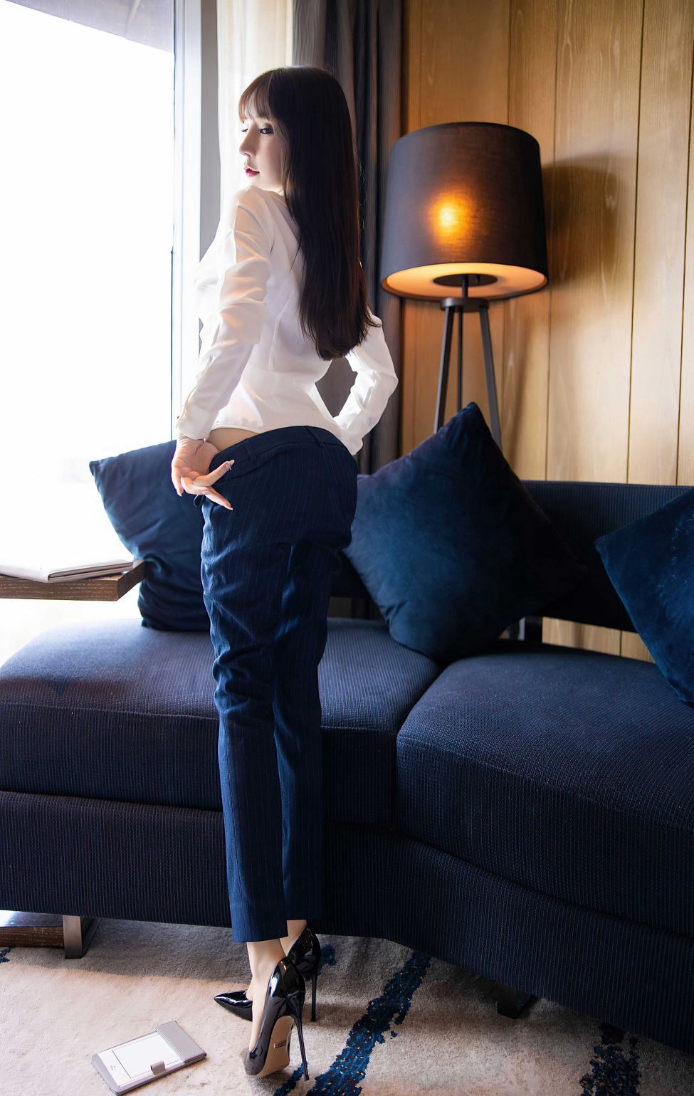 周于希黑色短丝袜玉足秘书制服丁字裤美臀诱惑办公室风骚写真