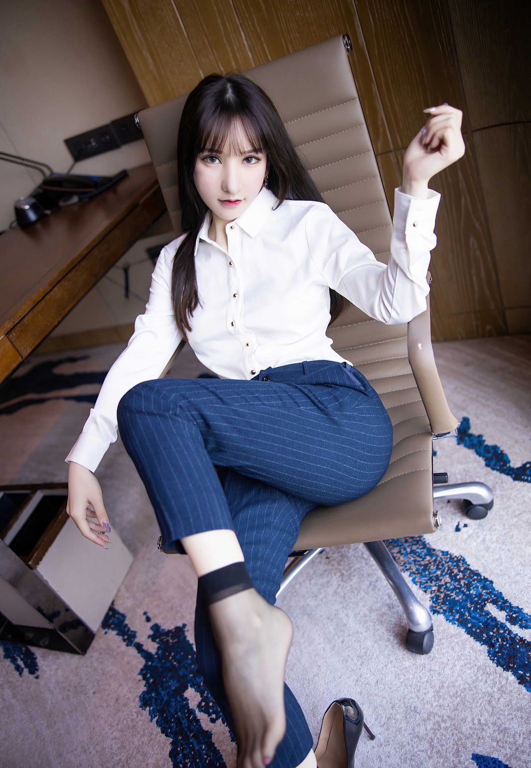 周于希黑色短丝袜玉足秘书制服丁字裤美臀诱惑办公室风骚写真