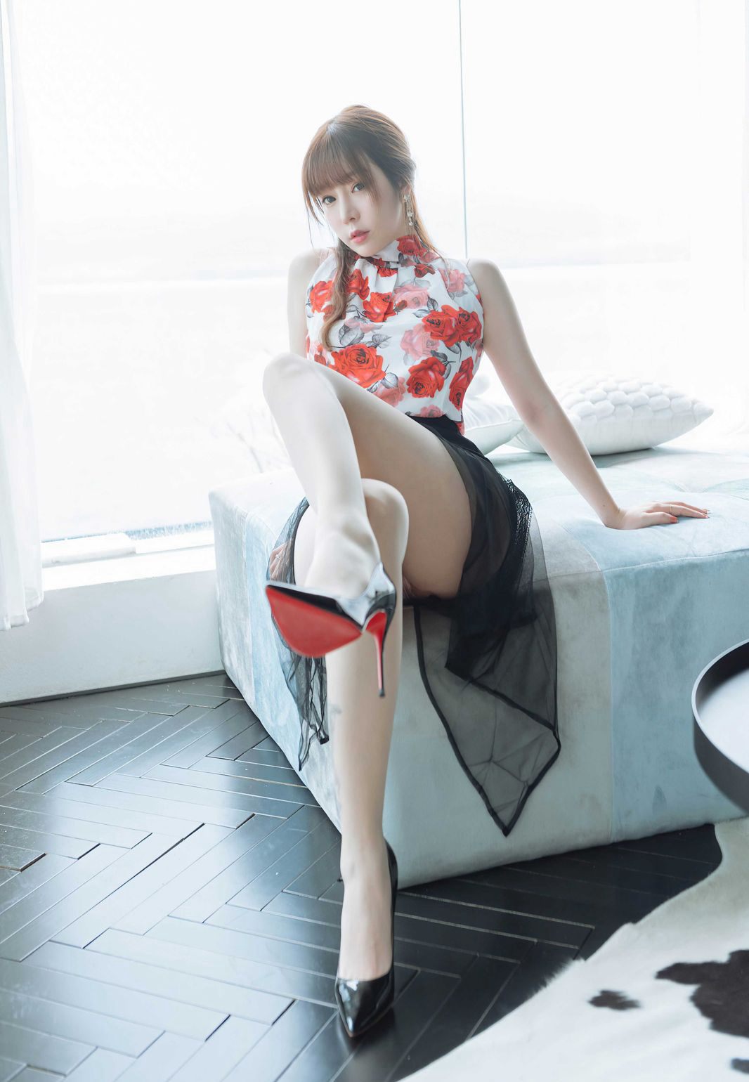 王雨纯极品白嫩大胸诱惑双乳肉色袜美腿臀控福利