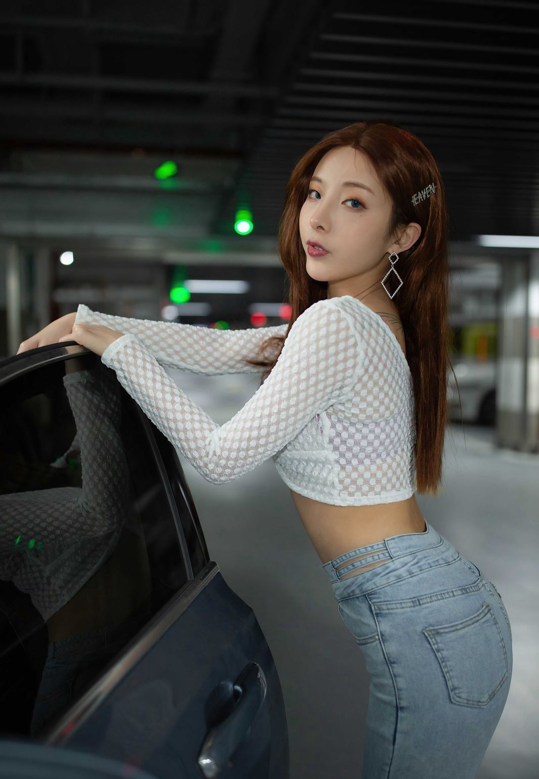 诱惑牛子裤美女陈小喵车内脱肉色丝袜秀性感美腿放肆写真