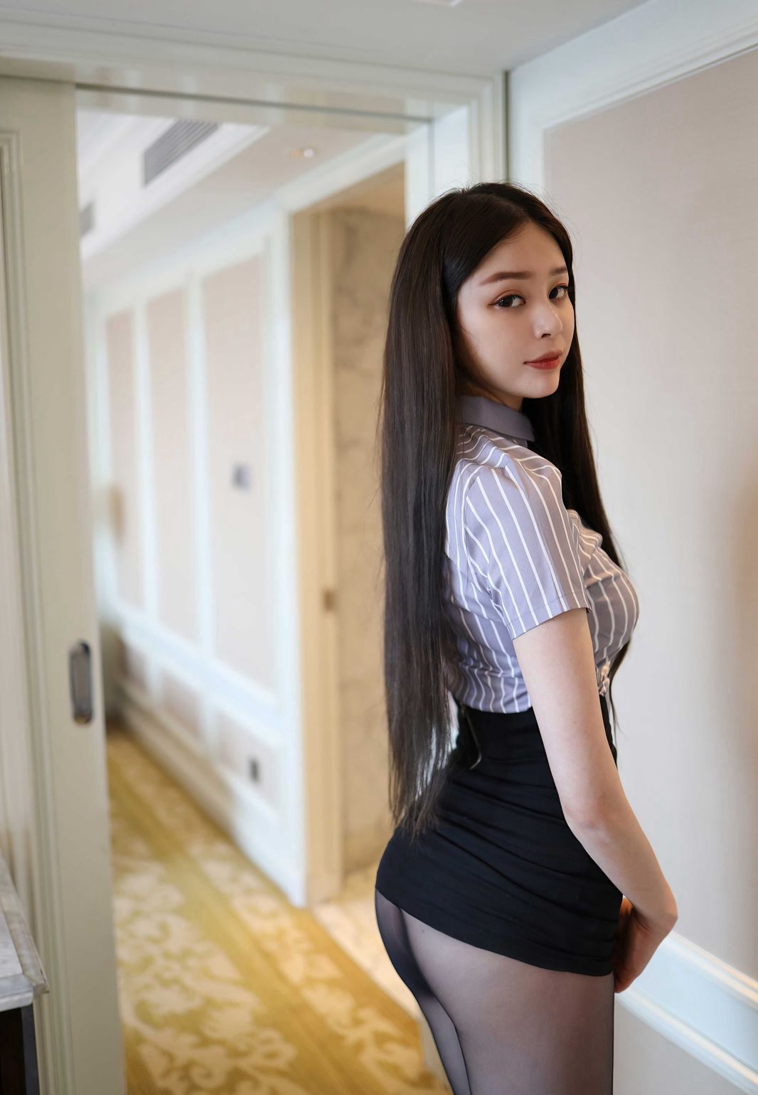 黑丝翘臀美女樱花Elsa穿制服诱惑臀控后交极致美腿