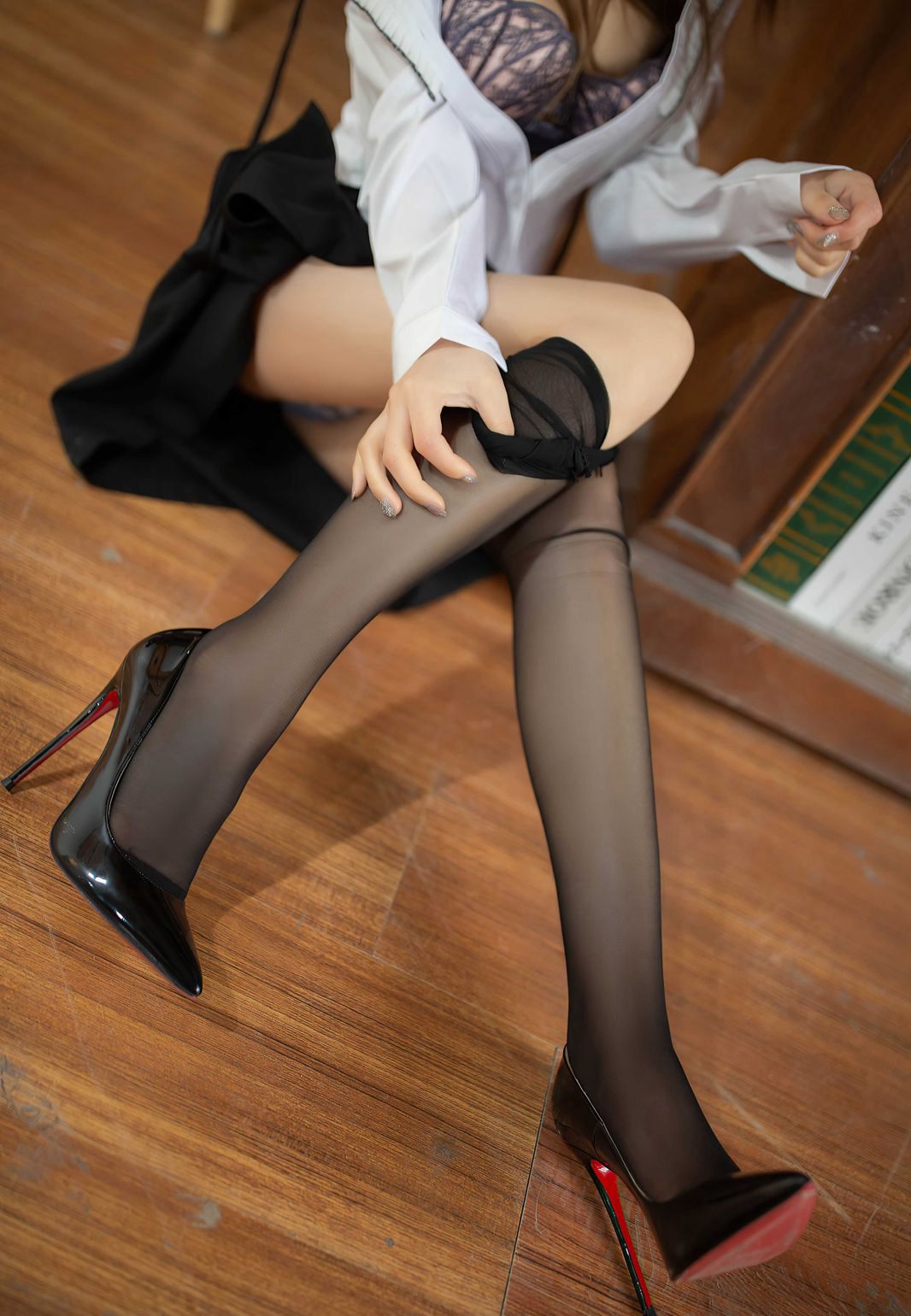 超漂亮高颜值妹子夏诗雯Sally制服诱惑黑色丝袜美腿丁字裤高清玉足大图
