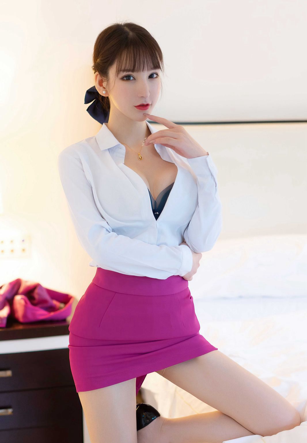 周于希2020性感秘书装极品蕾丝内衣肉丝美腿大翘臀