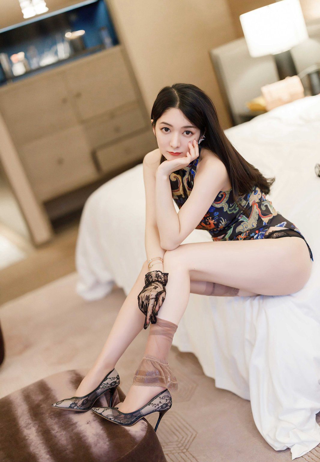 Angela小热巴高级酒店脱掉肉色丝袜露白嫩美腿