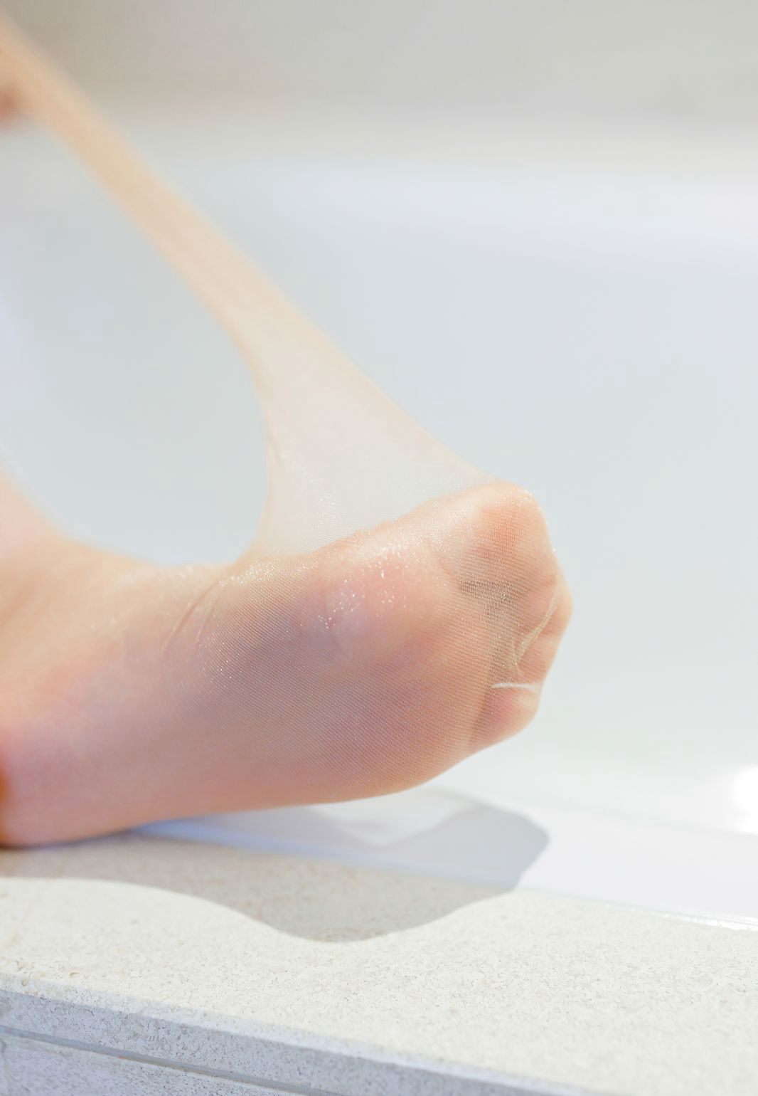 爱蜜社嫩模九月生2020湿身诱惑肉色丝袜极品玉足高清图