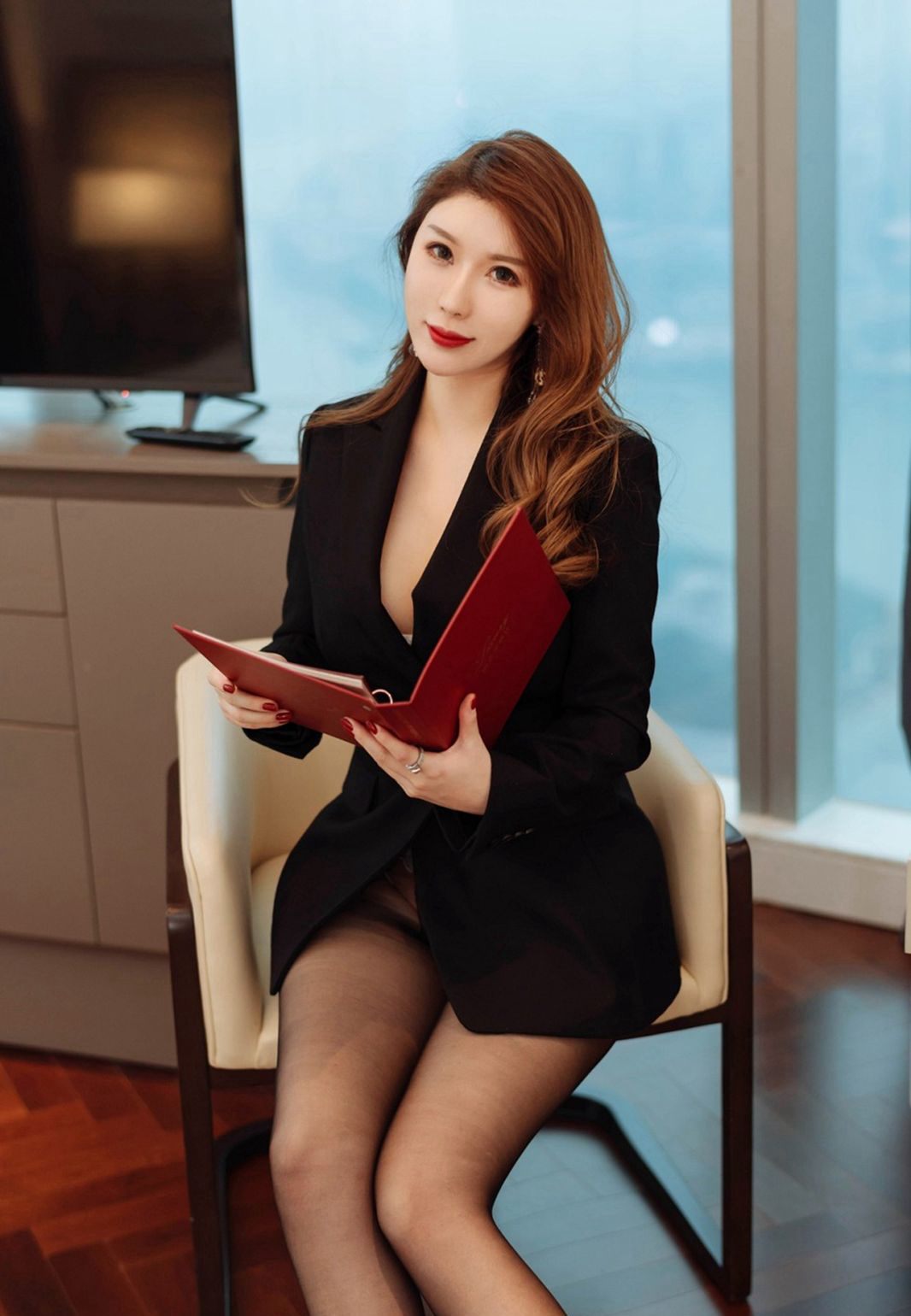 2020最新尤妮丝Egg高清图集诱惑制服黑丝袜丰满身体