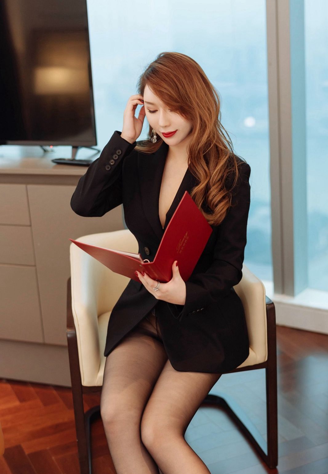 2020最新尤妮丝Egg高清图集诱惑制服黑丝袜丰满身体