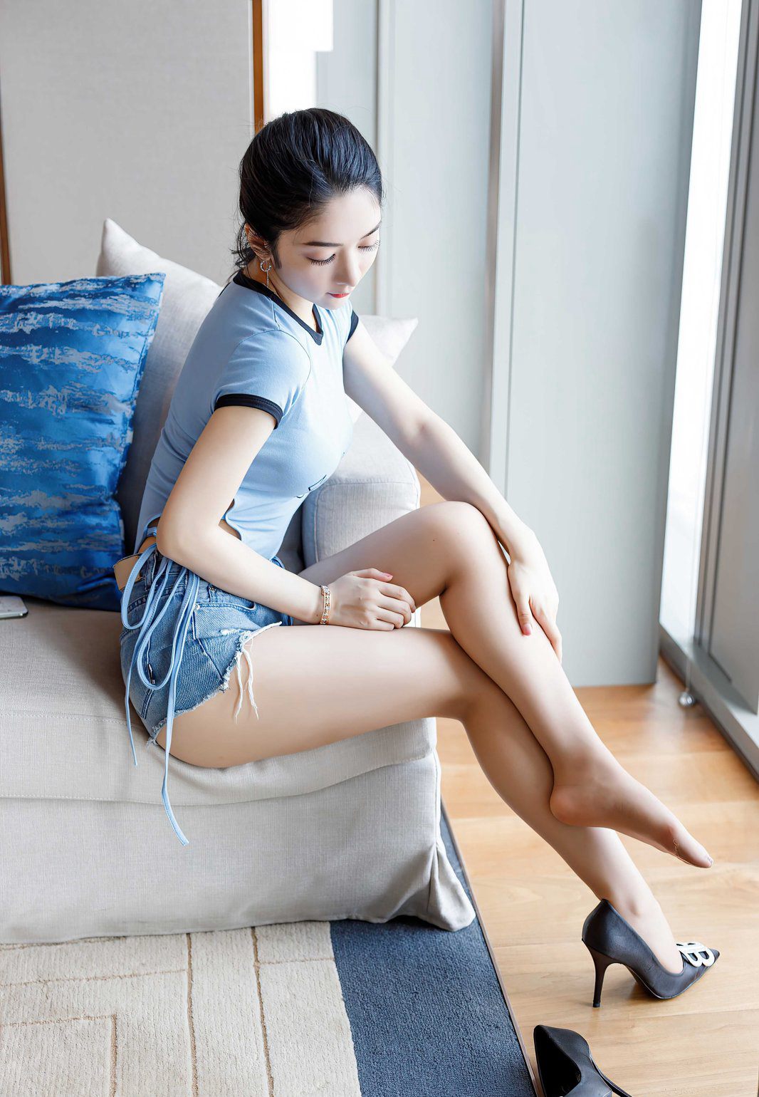 爱蜜社嫩模2020Angela小热巴肉丝无内热裤玉足图集