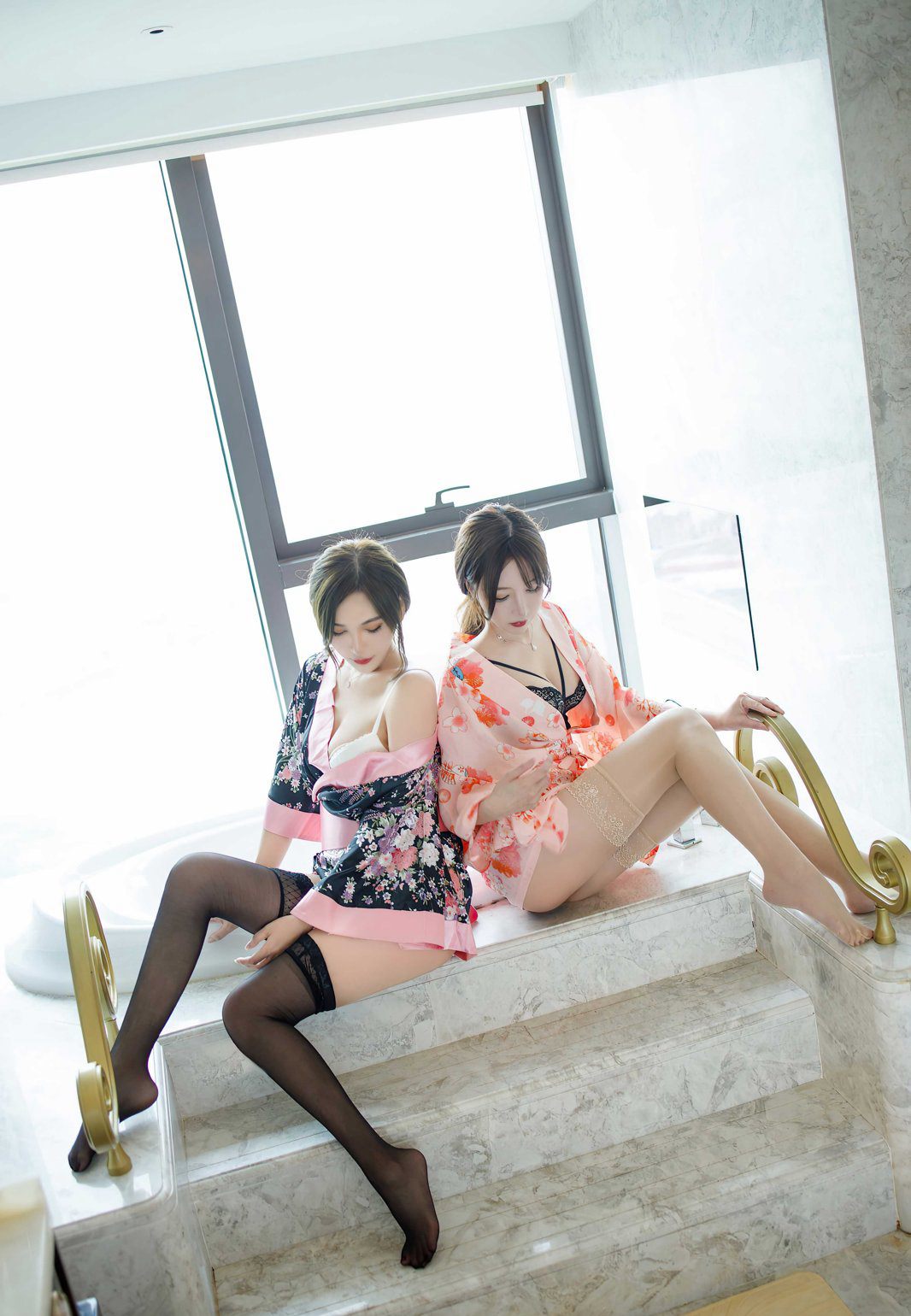 性感双胞胎美女肉色丝袜和黑色丝袜白嫩沐浴写真