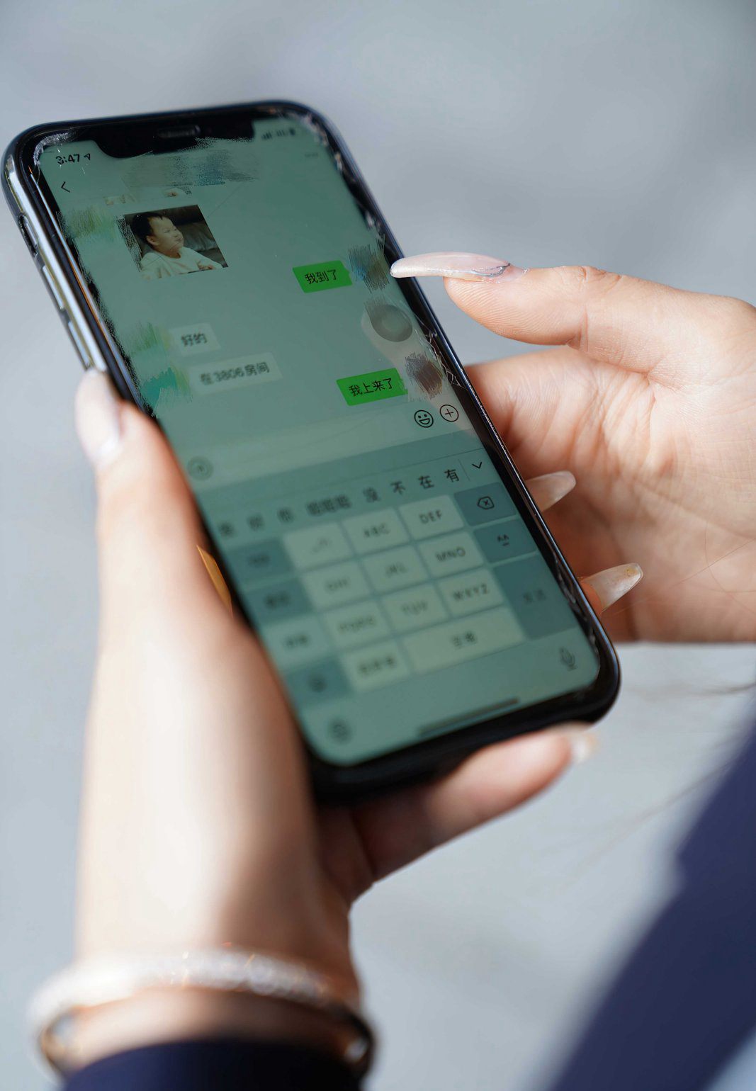 高级酒店约柴婉艺Averie制服诱惑脱掉黑丝袜尽显风骚