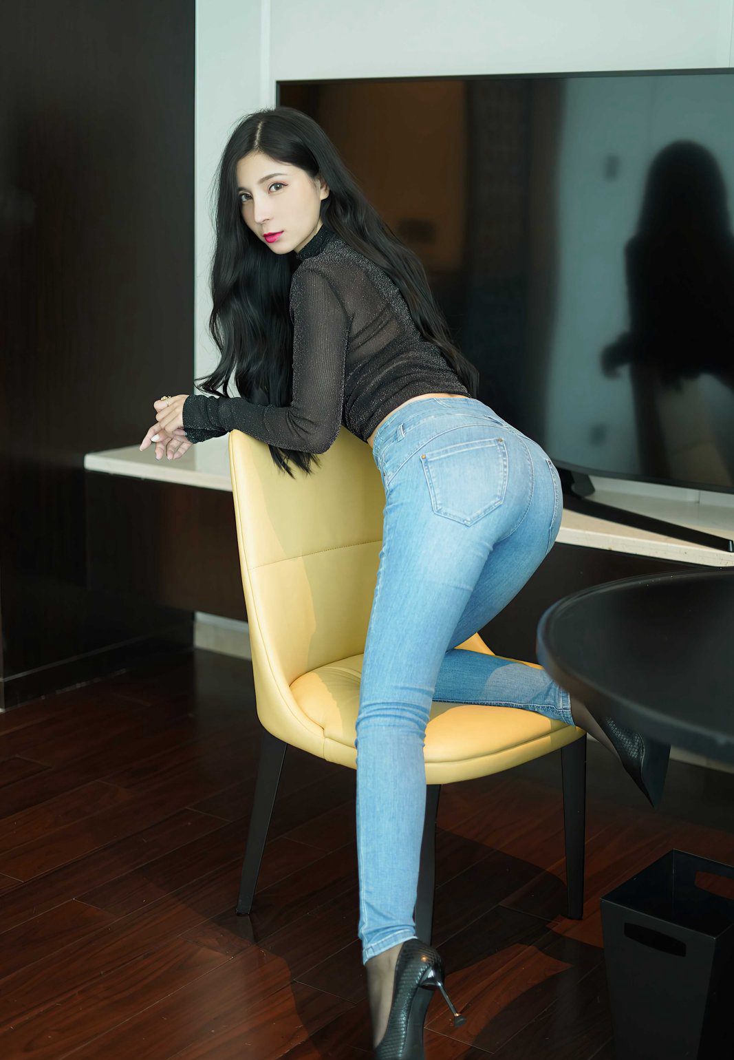 小蛮妖Yummy诱惑翘臀紧身牛仔裤性感黑丝丁字裤高清人体