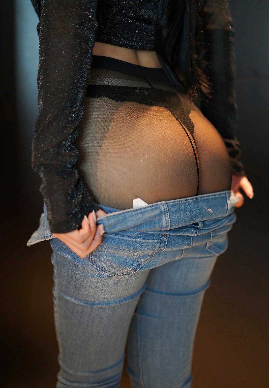 小蛮妖Yummy诱惑翘臀紧身牛仔裤性感黑丝丁字裤高清人体