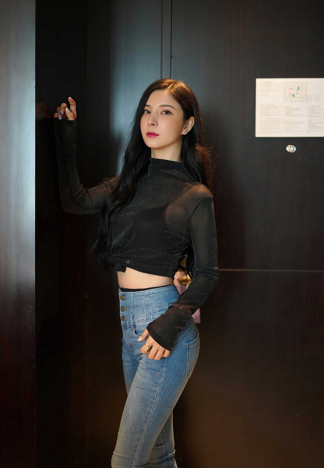 小蛮妖Yummy诱惑翘臀紧身牛仔裤性感黑丝丁字裤高清人体