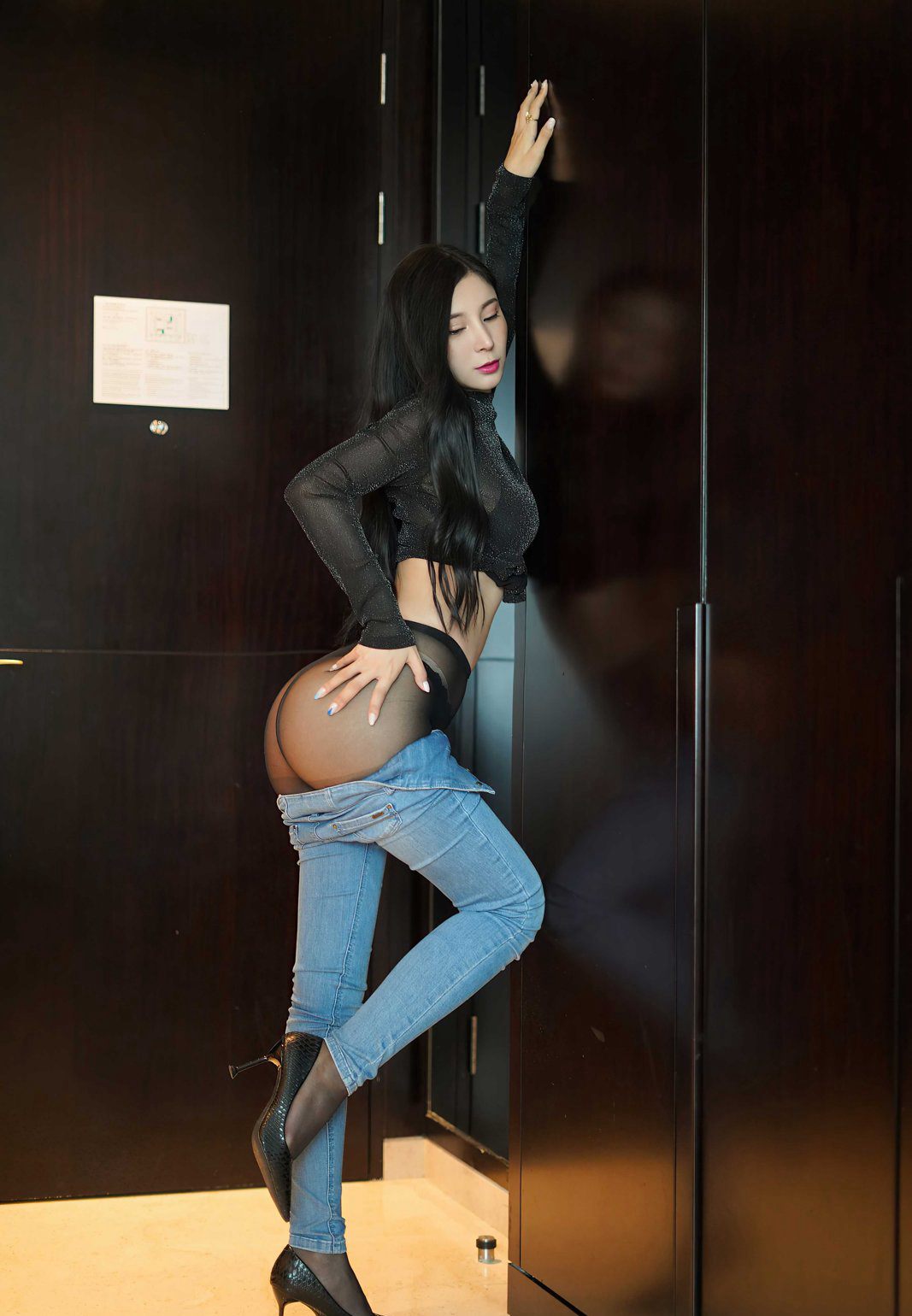 小蛮妖Yummy诱惑翘臀紧身牛仔裤性感黑丝丁字裤高清人体