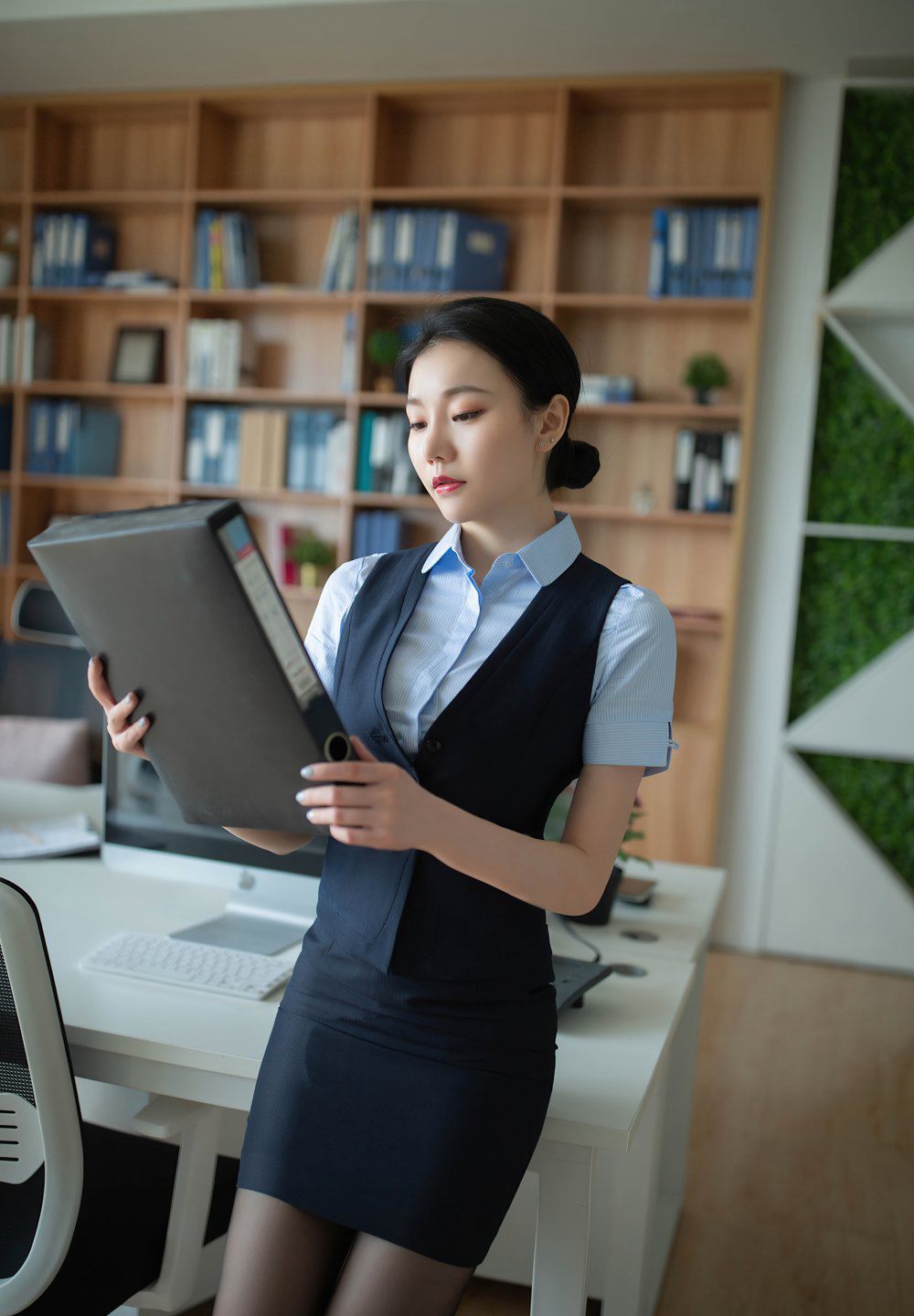 安然Maleah秘书制服脱黑丝袜玉足私密部位无遮掩高清图片