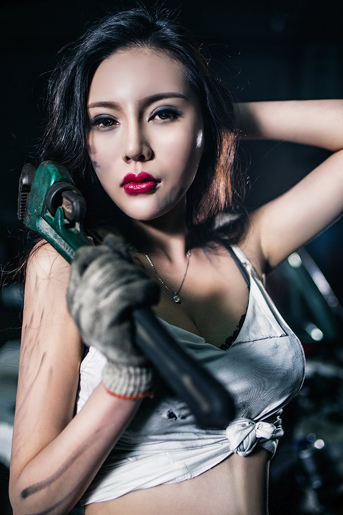 性感尤物周于希前凸后翘妖艳妩媚_znns.com