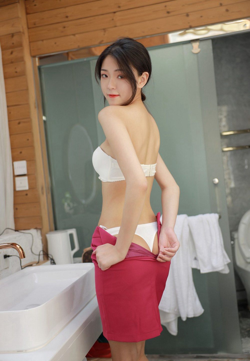 Laura苏雨彤空姐制服性感丁字裤准备沐浴美女高清图