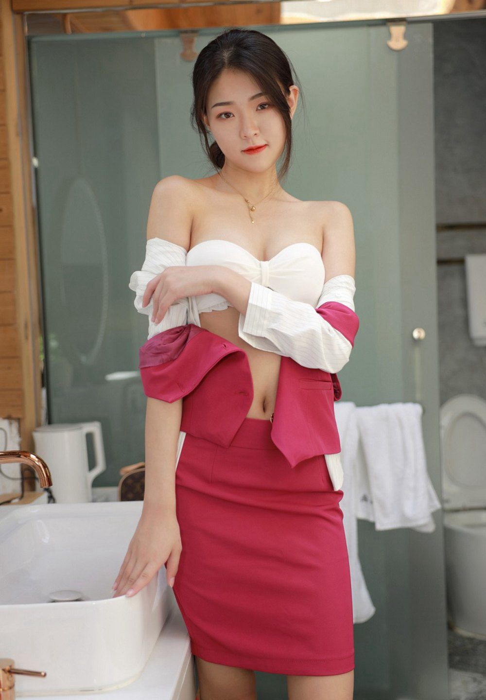 Laura苏雨彤空姐制服性感丁字裤准备沐浴美女高清图