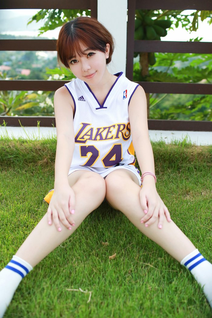 性感嫩模美芝携大红包美美来拜年