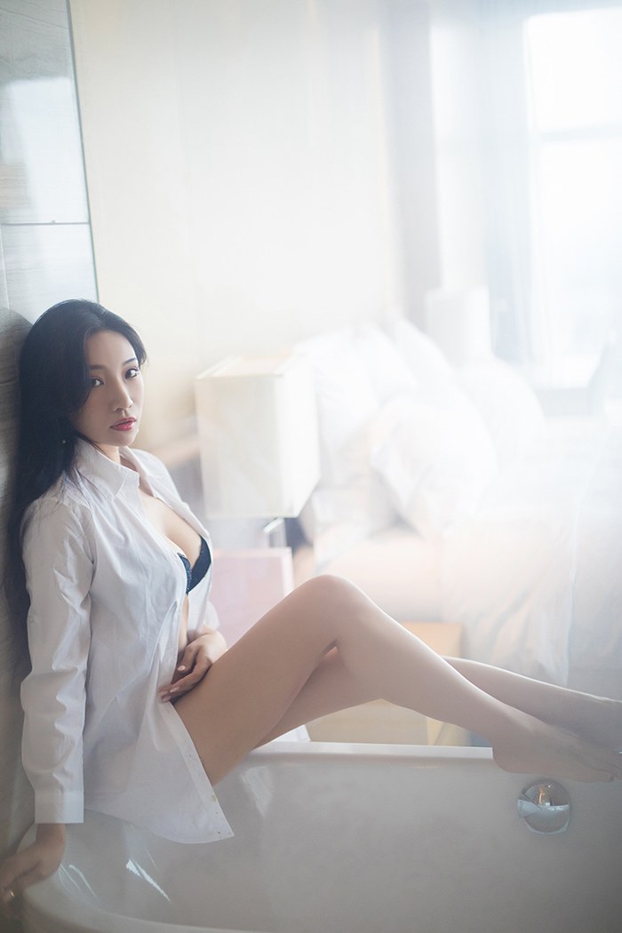 极品美女模特靳师师豹纹情趣内衣