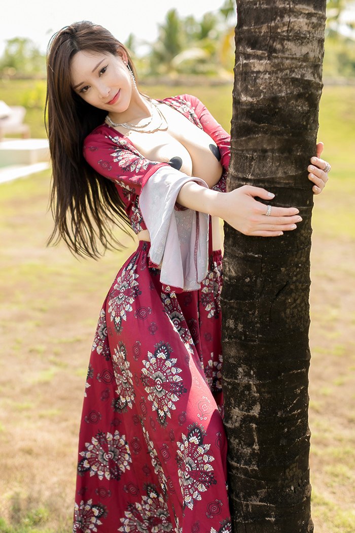 风情丽娘周妍希绝美深沟不经意露出