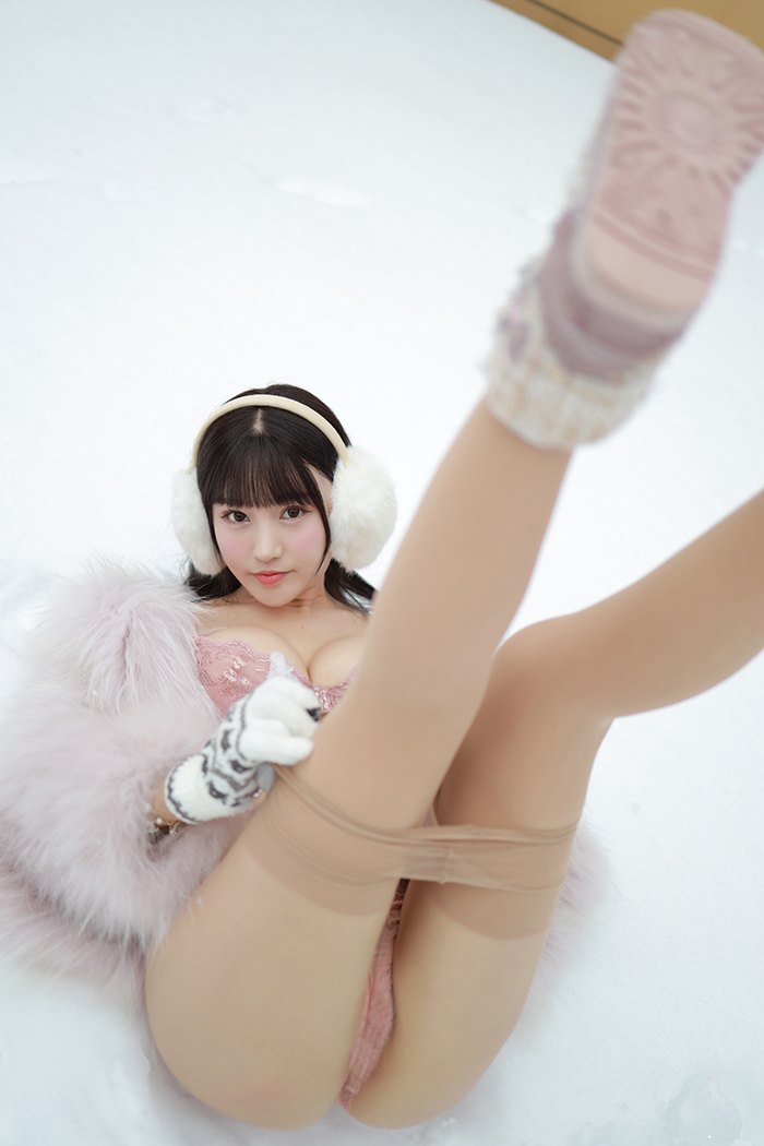 雪中媚娘朱可儿肉丝包臀巨乳诱人