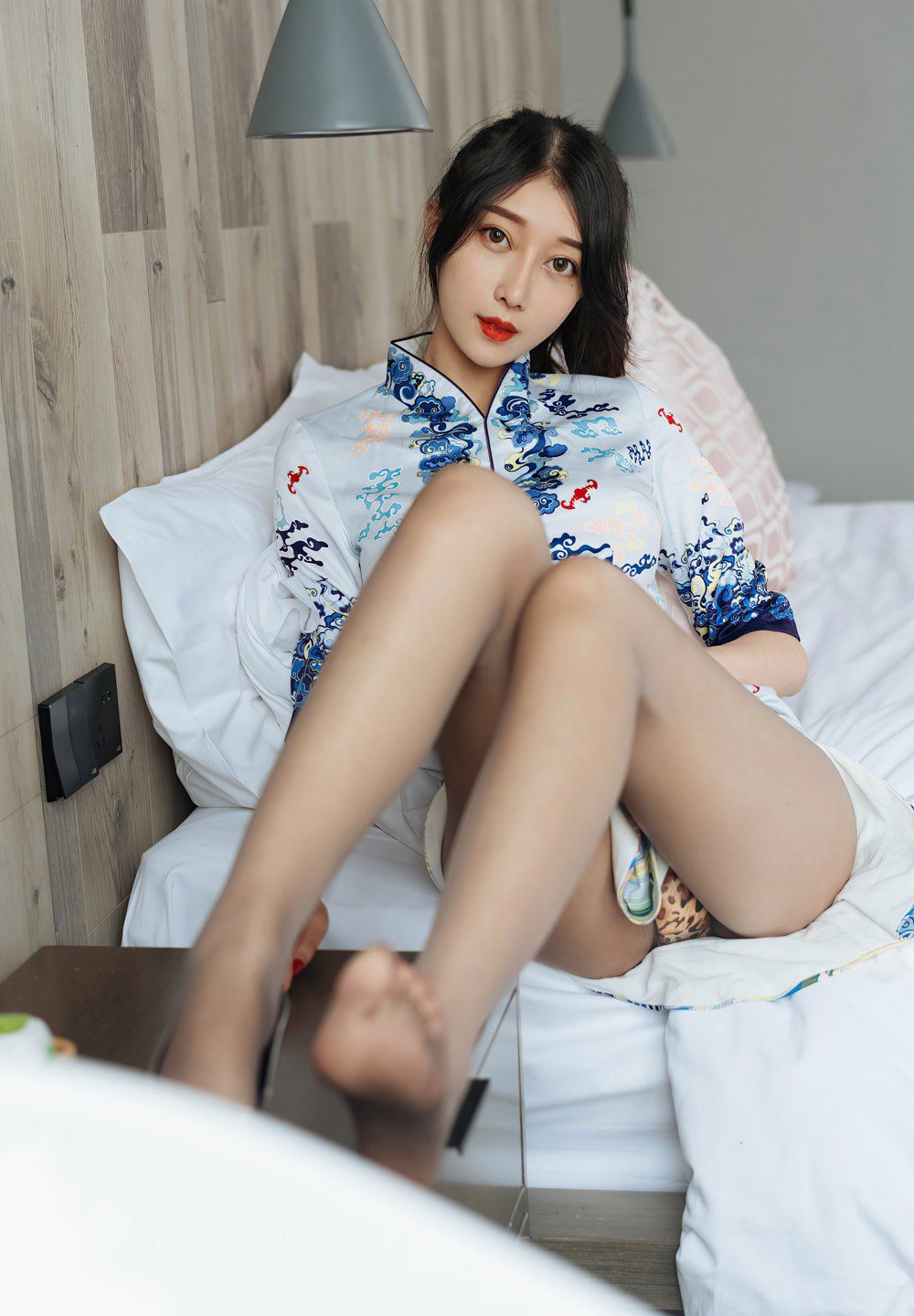 玥儿玥er超薄灰丝袜丰满大美腿高清玉足高跟床上诱惑