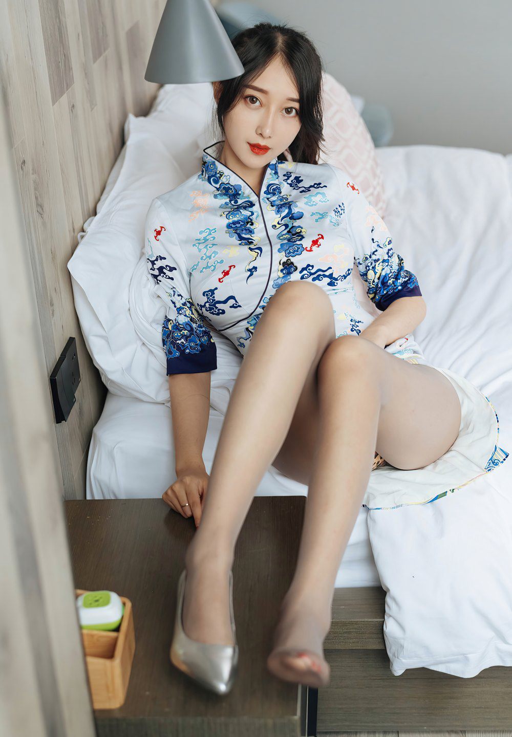 玥儿玥er超薄灰丝袜丰满大美腿高清玉足高跟床上诱惑