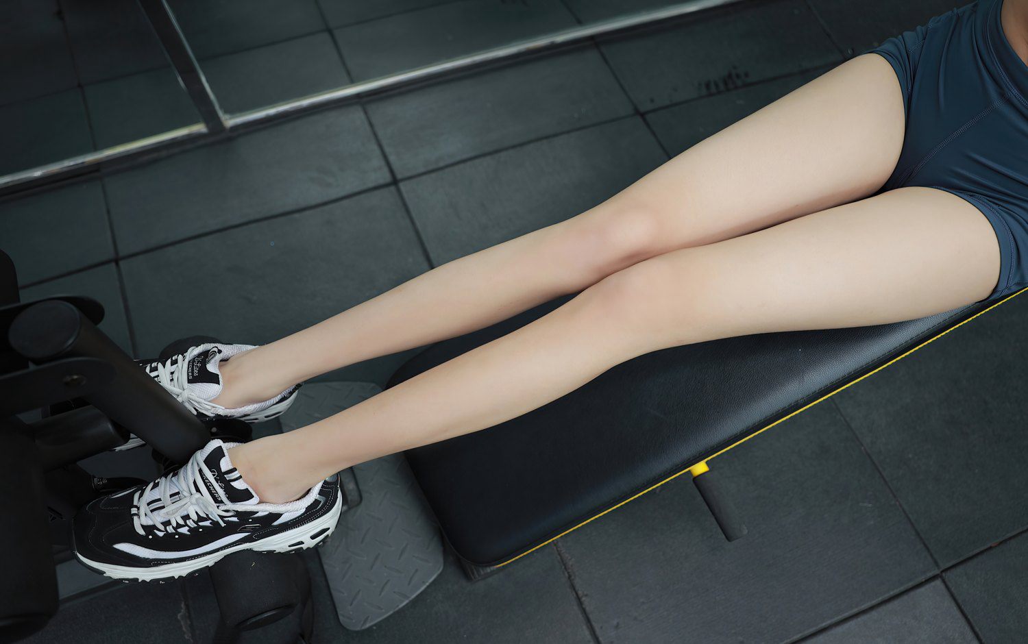 Laura苏雨彤紧身美女臀控后交极品长腿性感曲线嫩白美女