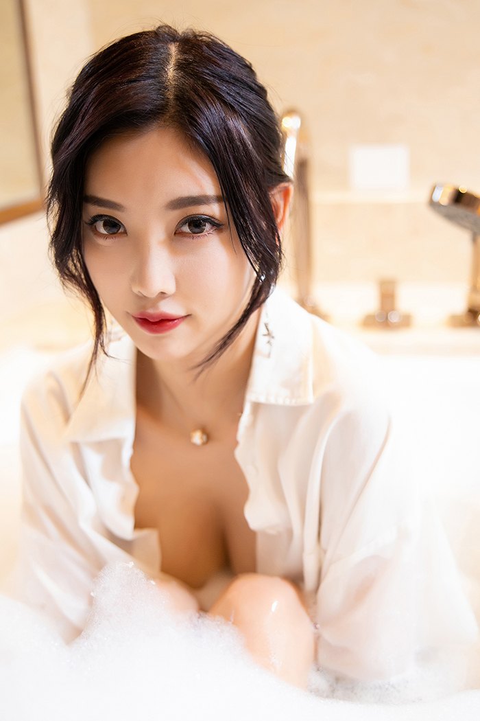 浴室女神杨晨晨丝滑长腿大秀玉足