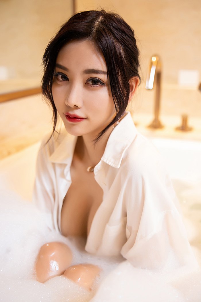 浴室女神杨晨晨丝滑长腿大秀玉足