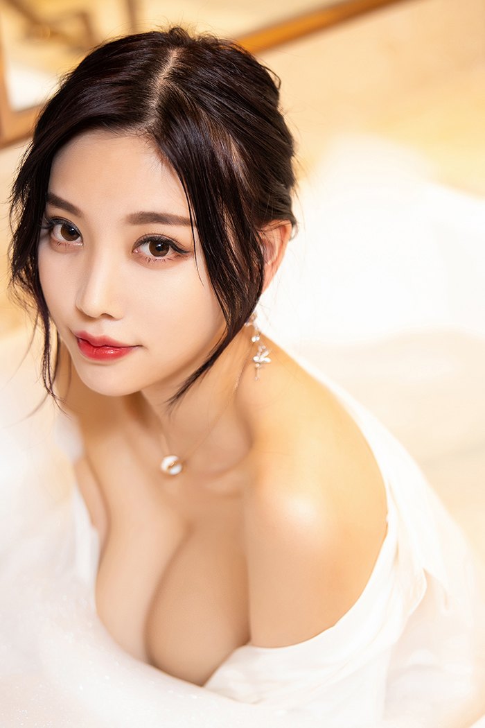 浴室女神杨晨晨丝滑长腿大秀玉足